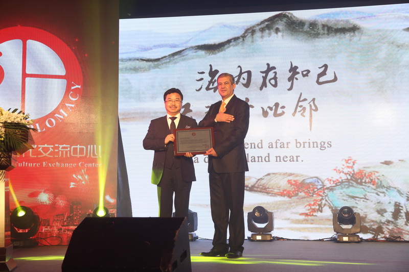 1574679711379684.jpg 公共外交文化交流中心会长马振轩向拉贝希大使颁发了“公共外交文化交流中心终身荣誉主席”的聘书和匾牌_调整大小.JPG