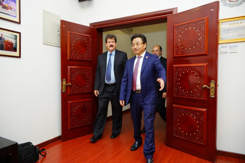 1574680202777056.jpg 古巴文化部副部长胡里奥·巴耶斯特尔·古斯曼(Julio Ballester Guzman)到中心访问_调整大小.JPG